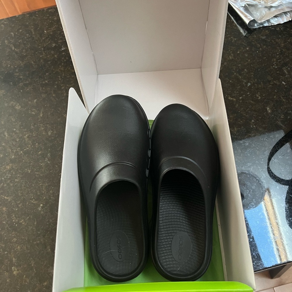 Never worn! Size 9 Oofas slide on clogs